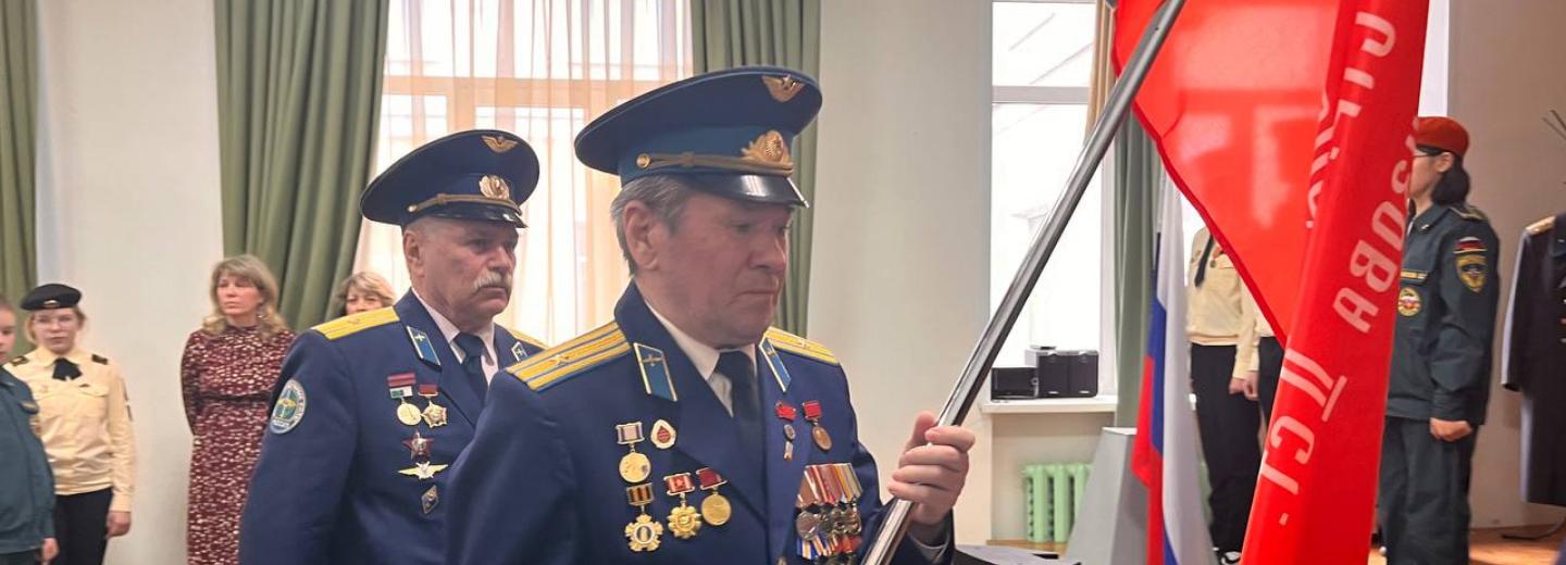 Копию Знамени Победы передали школьникам в музей новосибирские ветераны