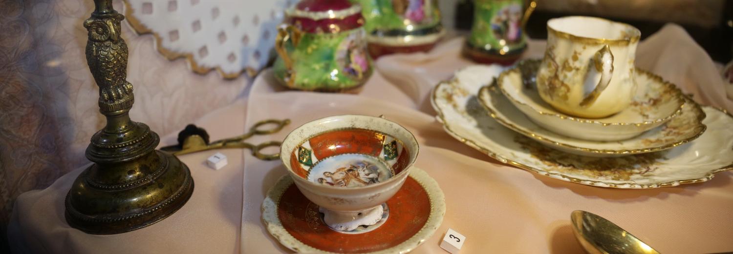 Чашку для усатых мужчин и рюмку-муху показывают в музее на Обской