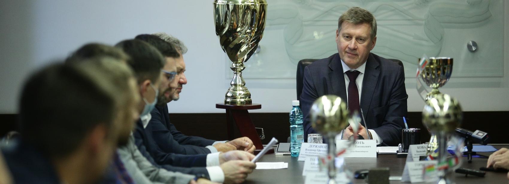 Мэр Локоть поздравил глухих волейболистов с победой на чемпионате мира