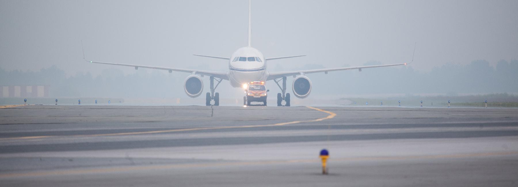Взлётно-посадочную полосу в Толмачёво реконструируют на 2 года раньше
