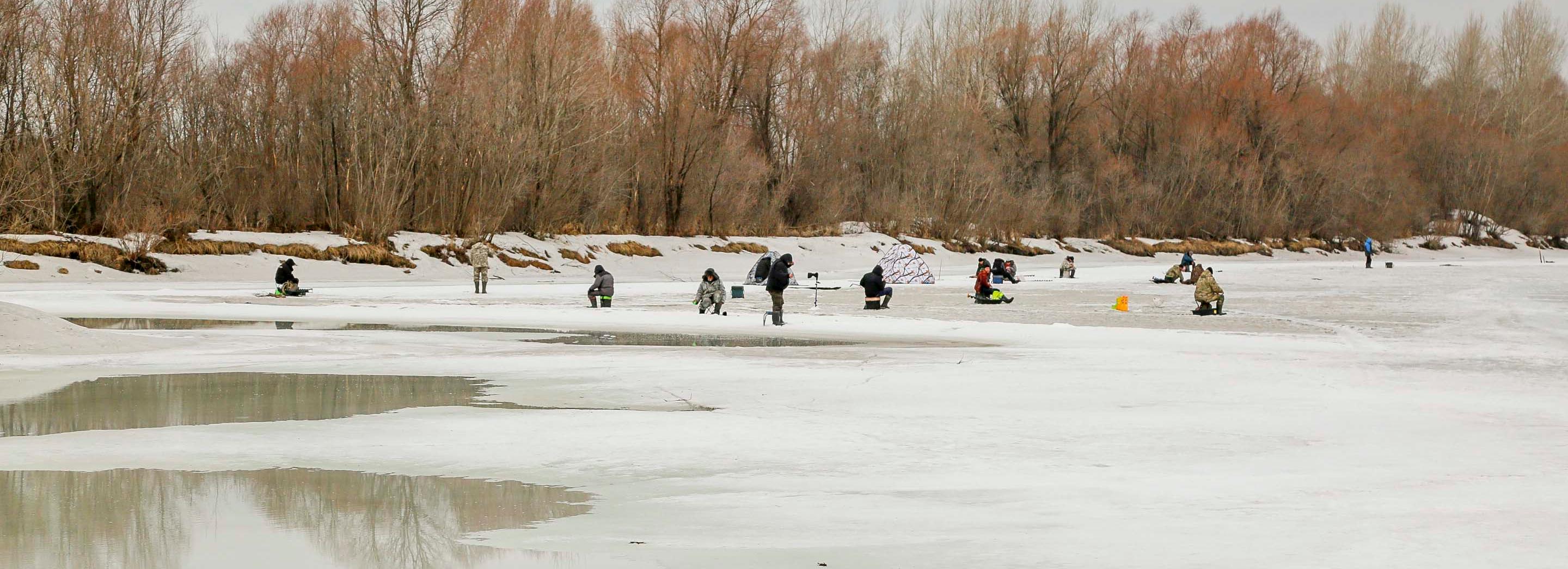 Спасатели обнаружили на льду у Европейского берега полсотни рыбаков