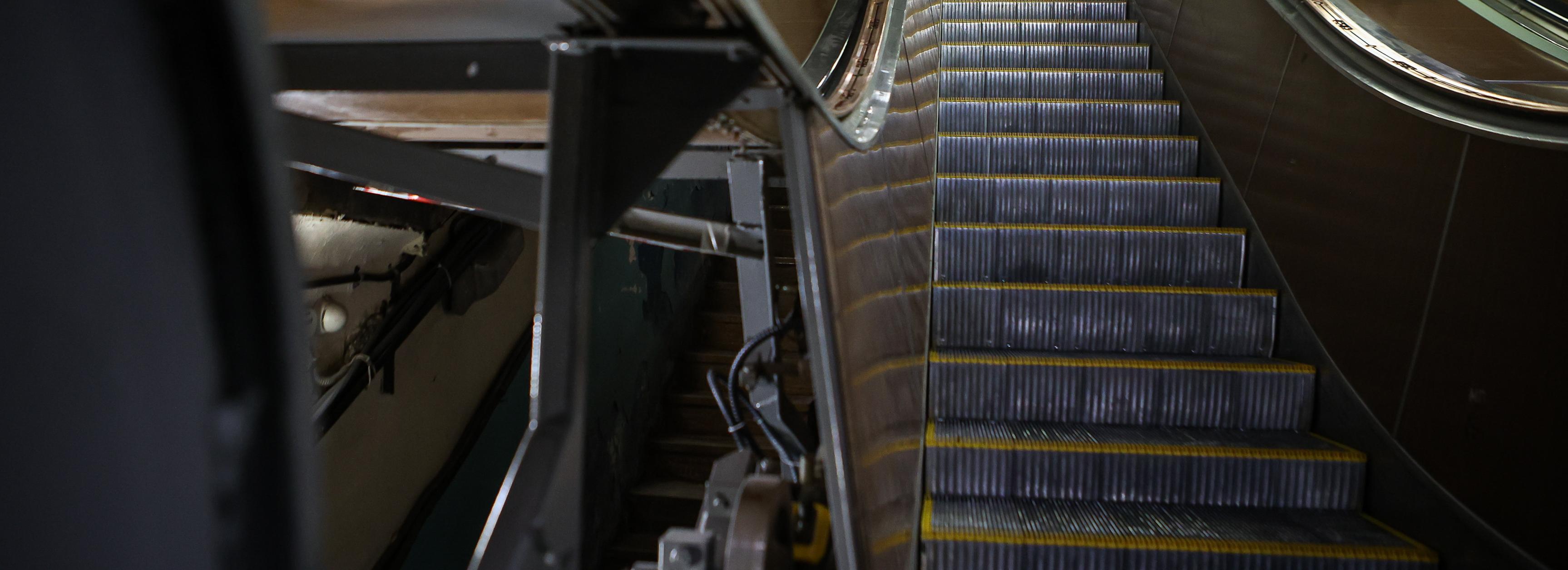 На станции метро «Золотая нива» запускают обновлённый эскалатор