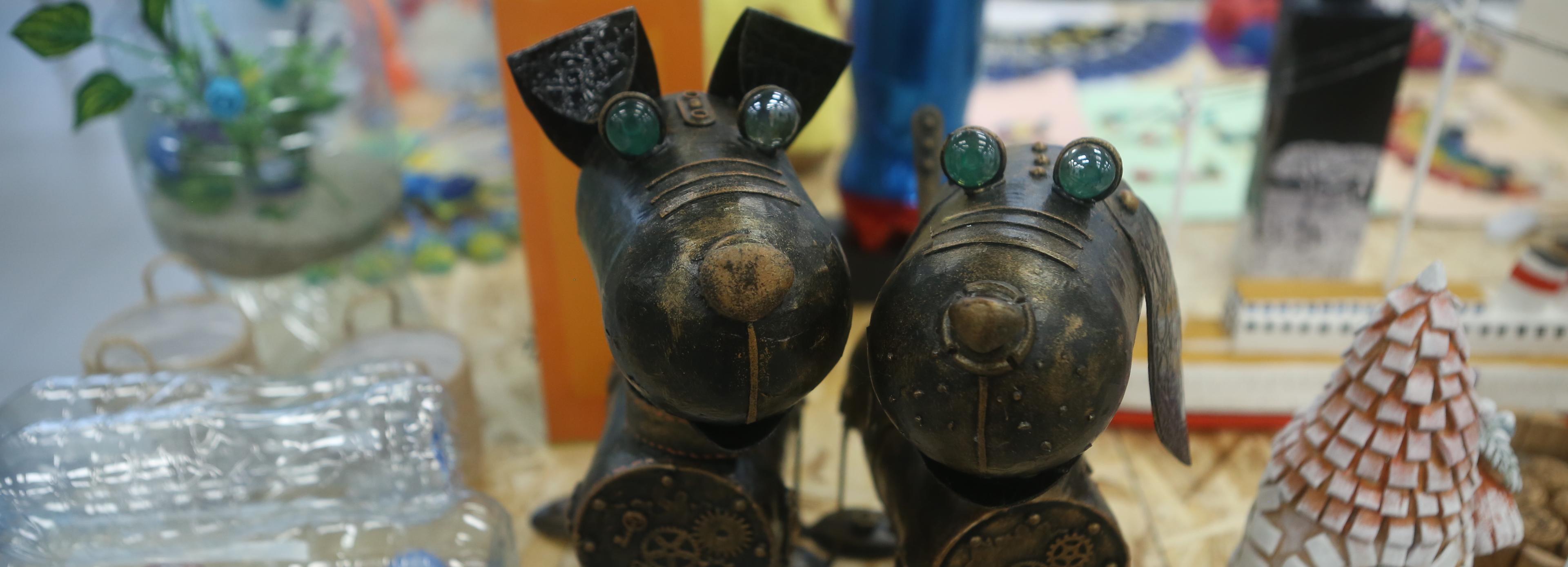 Настольную лампу и ловца привидений сделали из вторсырья новосибирцы