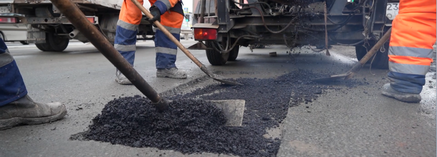 «Заплатки» из горячего асфальта спасают новосибирские дороги в межсезонье