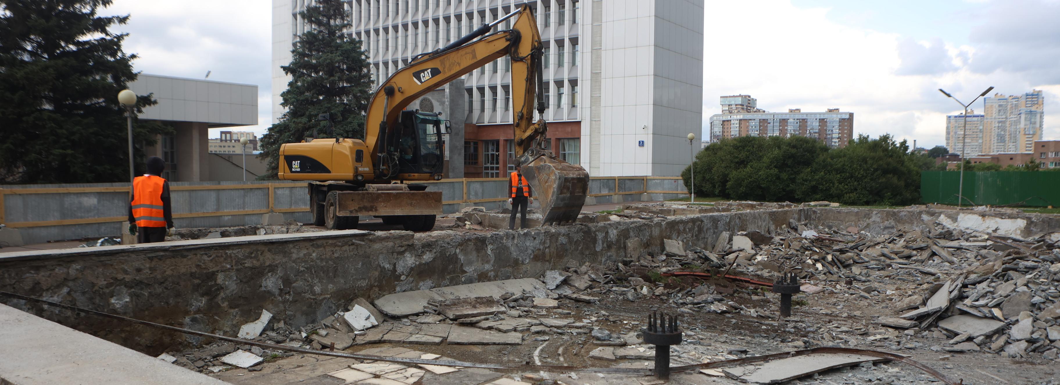 На площади у заксобрания начали капитальный ремонт старого фонтана