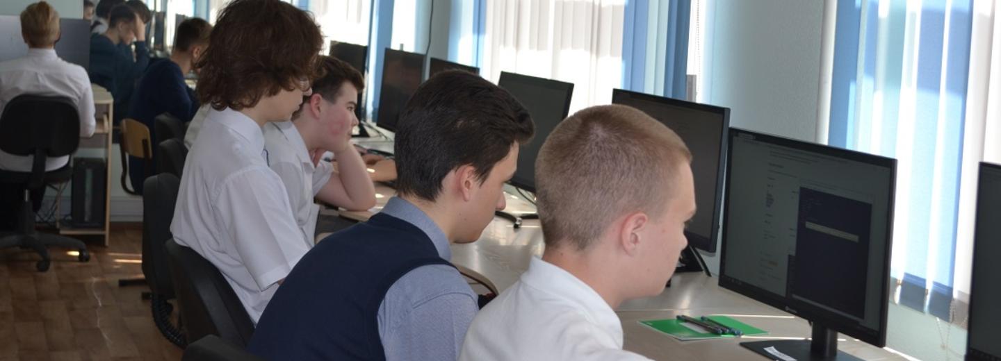 Новосибирские школьники сразились в спортивном программировании