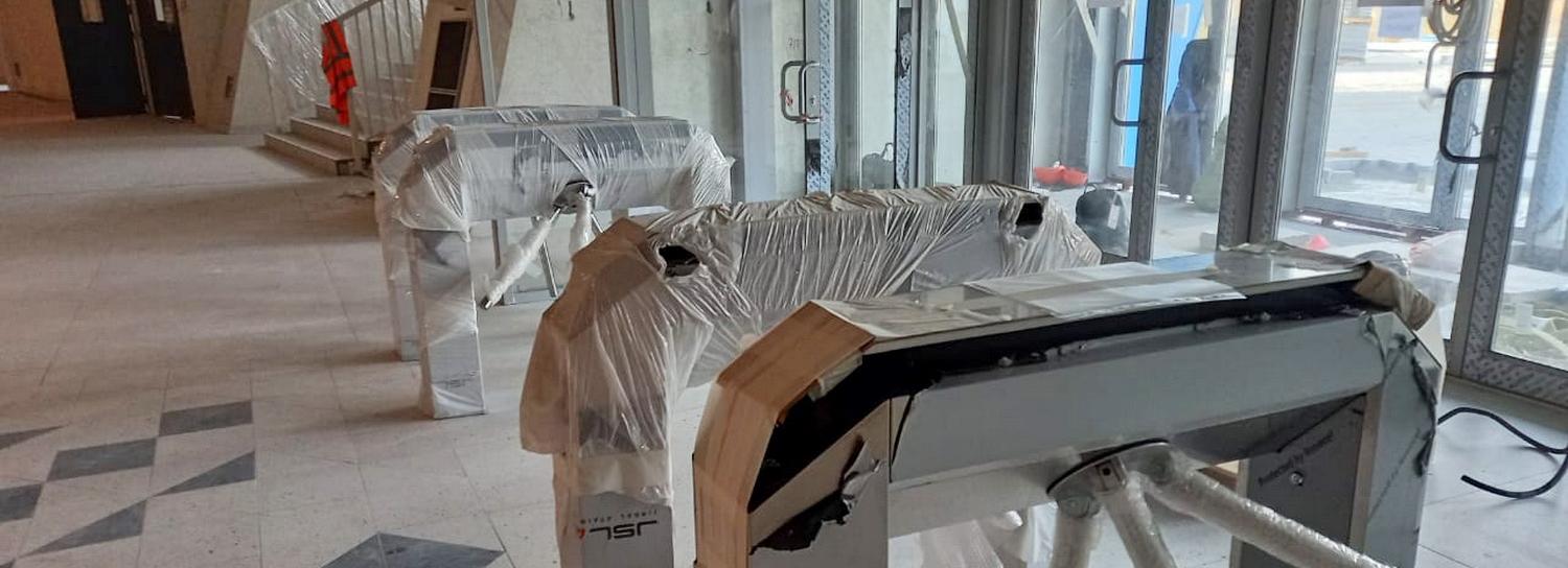 Первые турникеты установили на входе в новую ледовую арену