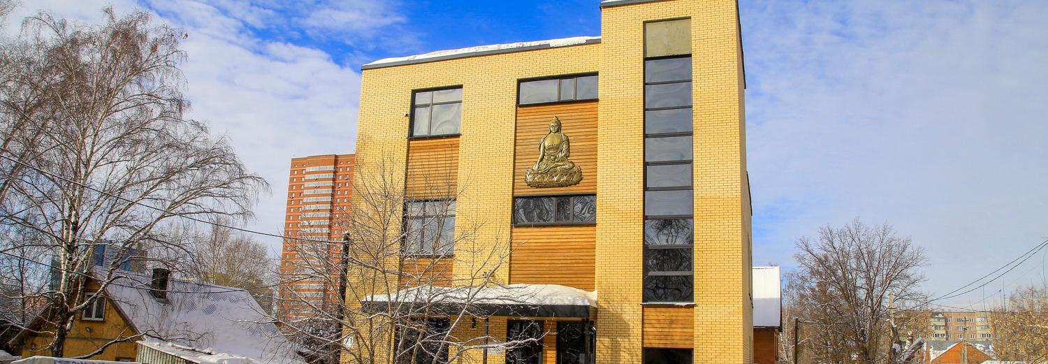 Барельефом золотого Будды украсили фасад здания в Новосибирске