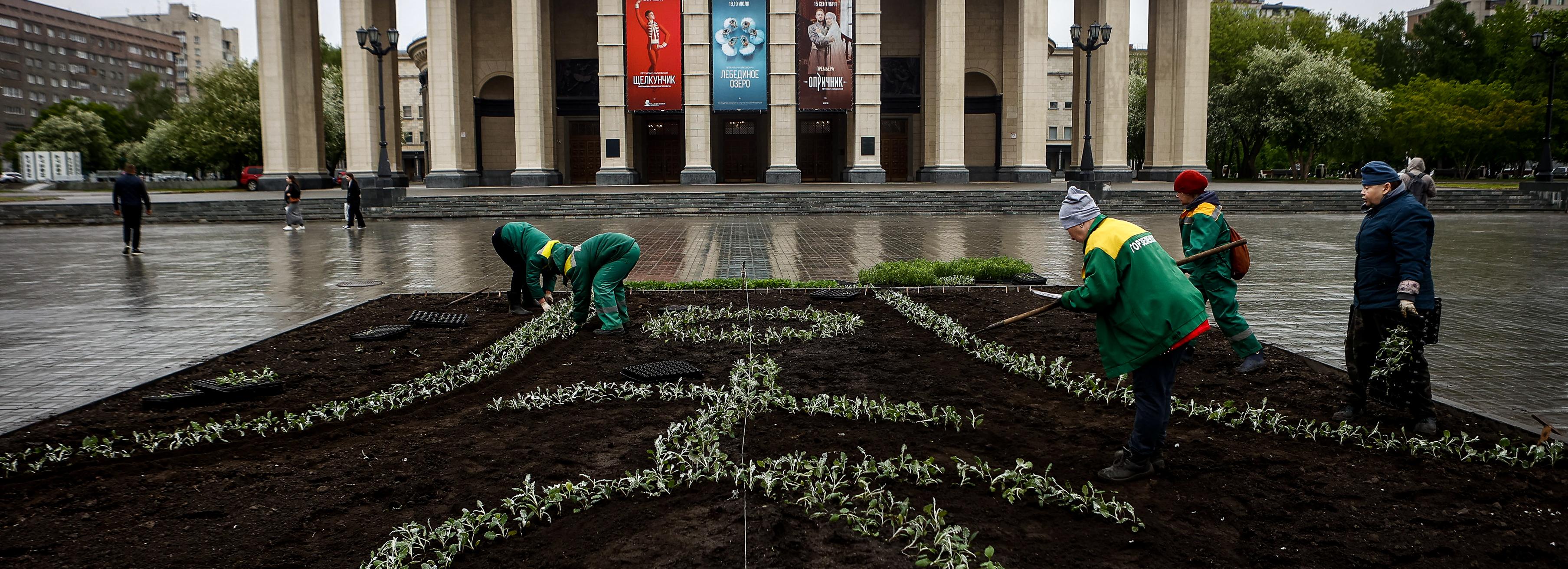Орнамент с ордынской росписью выкладывают на клумбе у НОВАТа