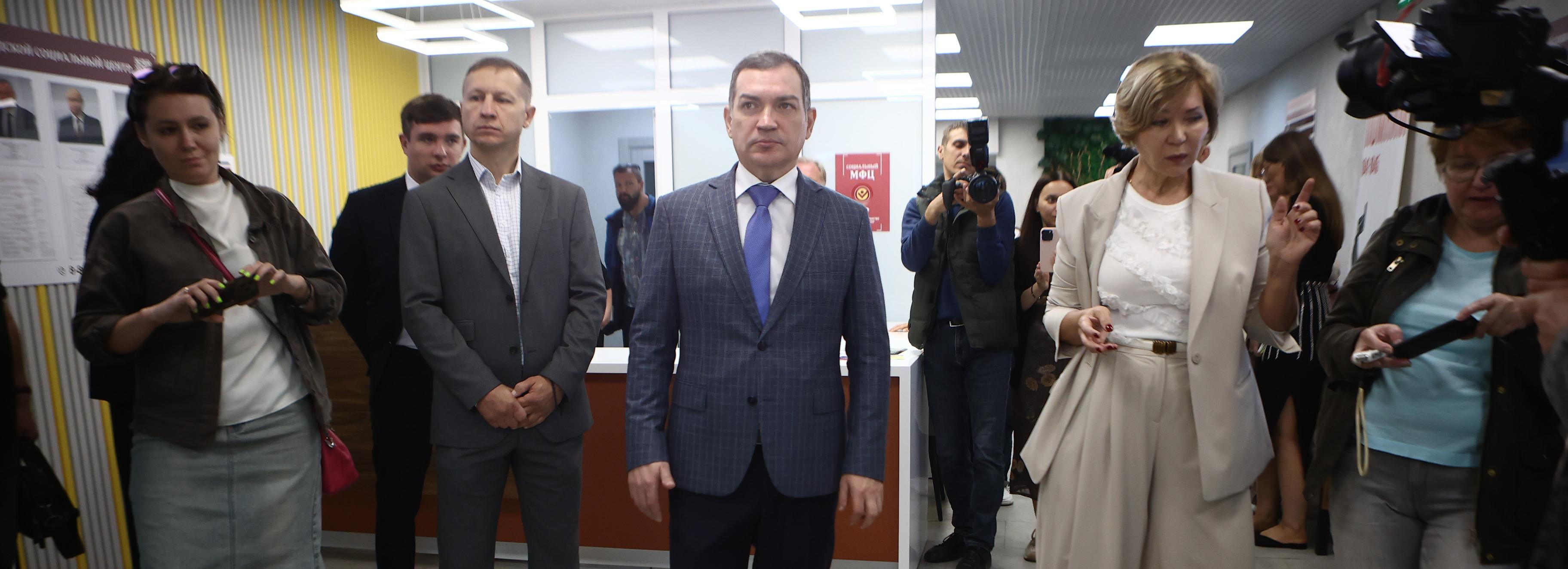 В режиме одного окна: мэр Кудрявцев осмотрел социальный МФЦ в Кировке