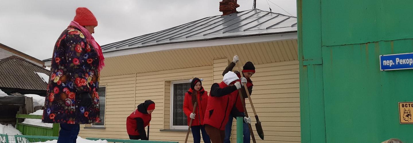 Тимуровцы чистят дворы пенсионеров после аномально снежной зимы