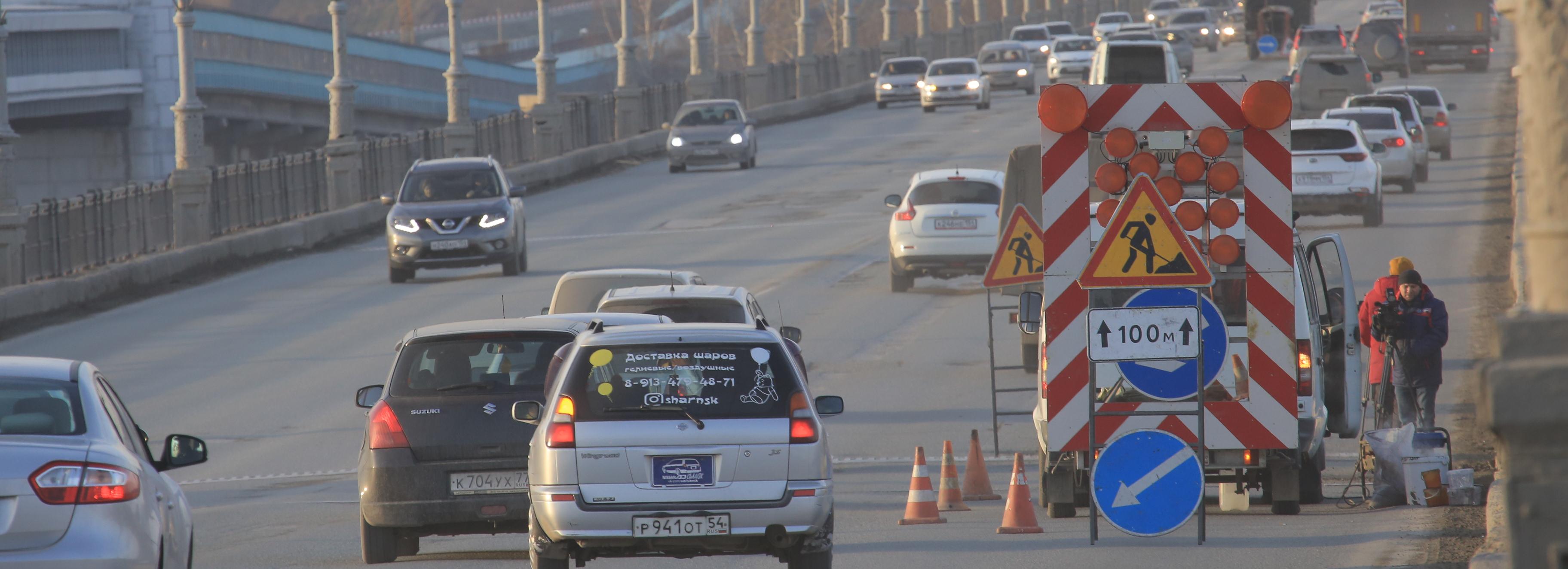 Для улучшения трафика на Октябрьском мосту изменили работу светофоров