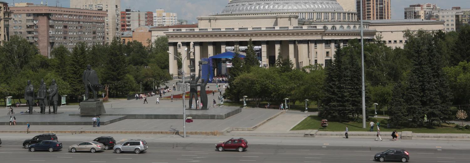 Улицу у театра оперы и балета в Новосибирске сузили на метр
