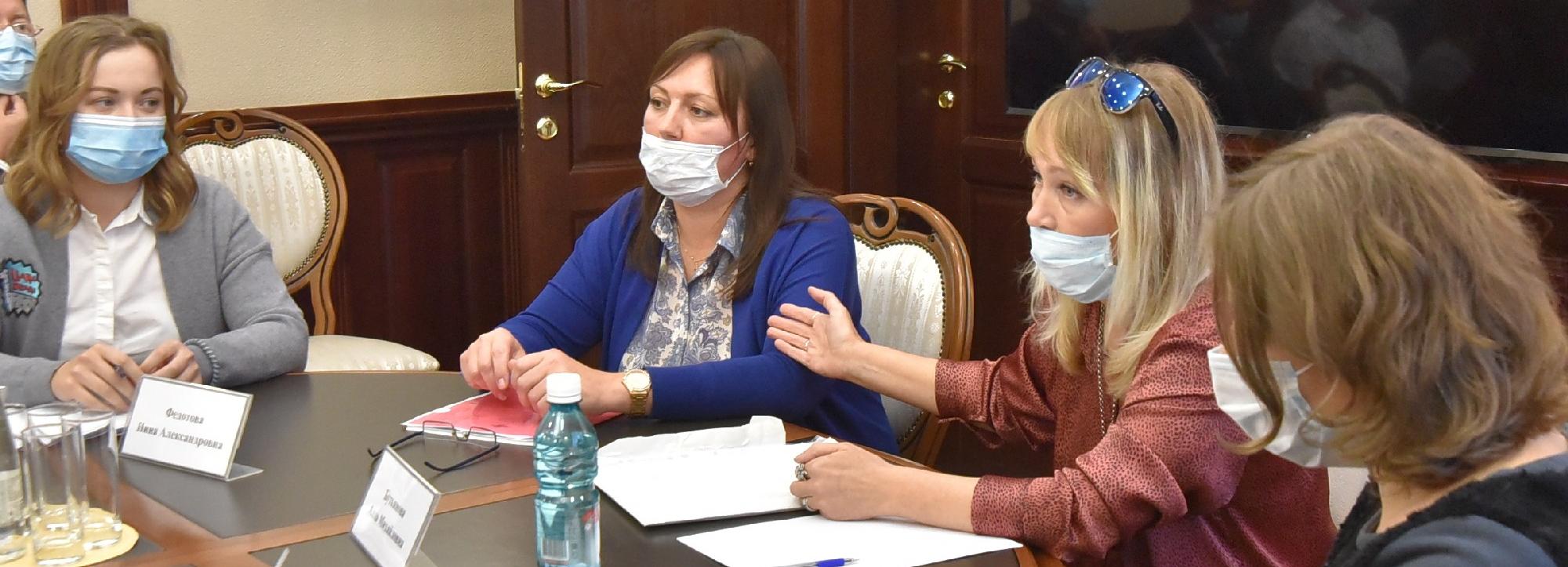 Губернатор Травников пообещал помочь обманутым дольщикам