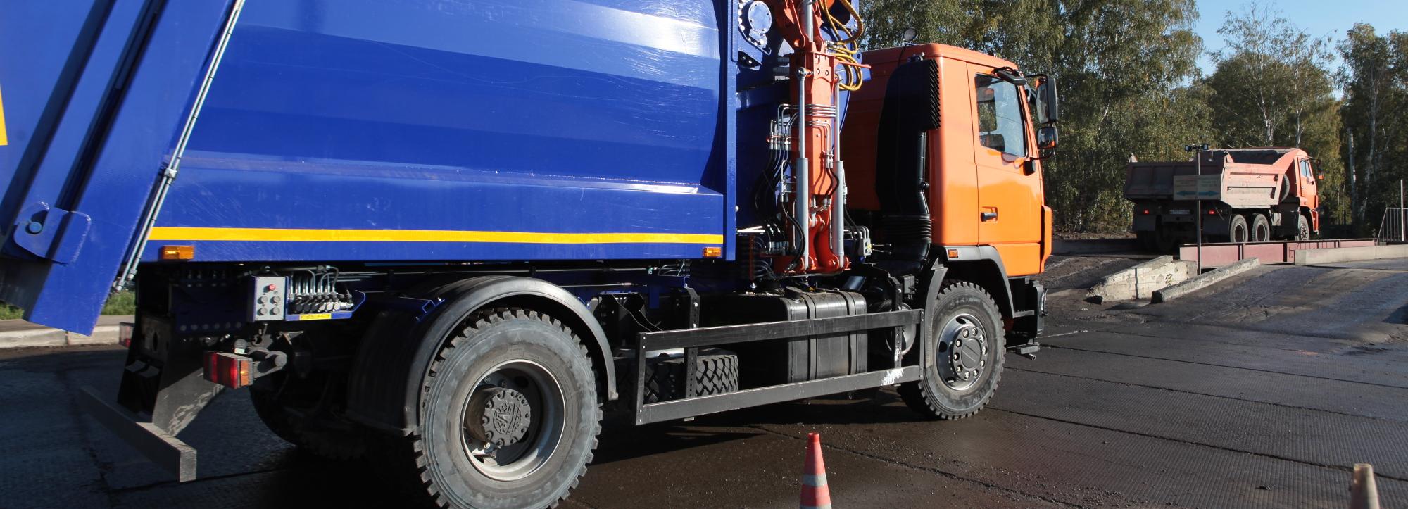 В Новосибирске мусоровоз задымился из-за аккумулятора от ноутбука