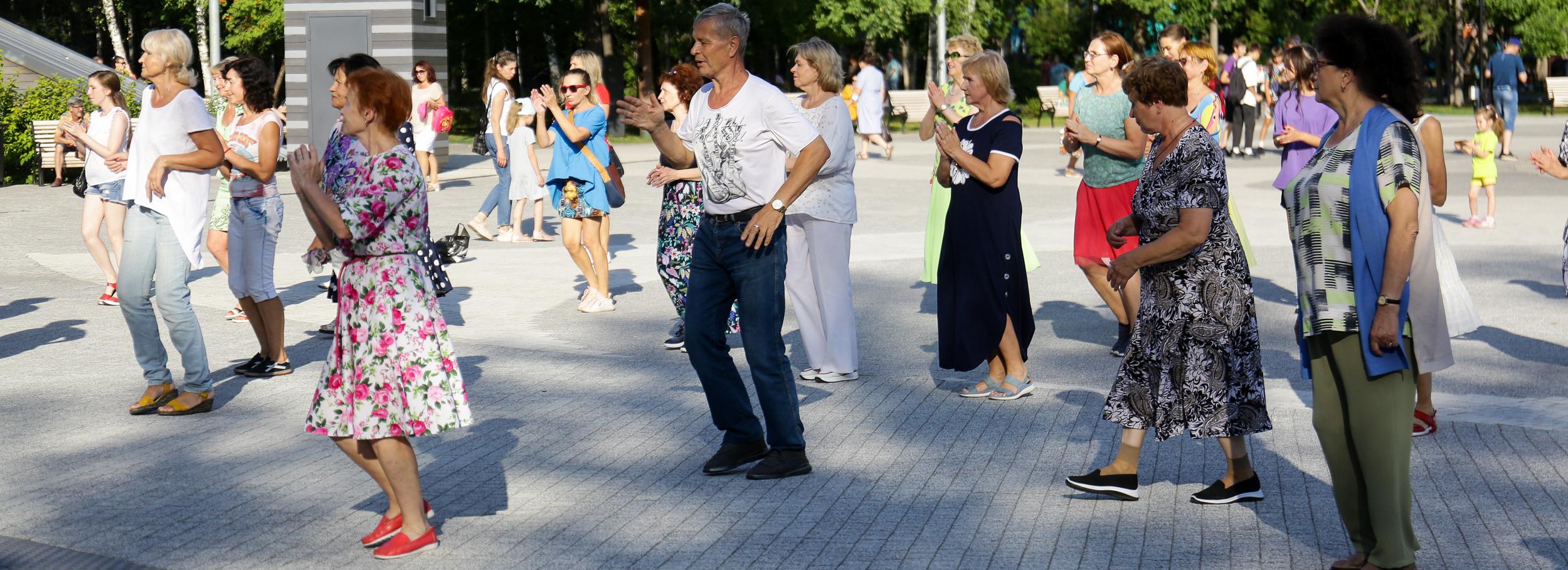 В новосибирских парках и скверах начинают работать танцплощадки