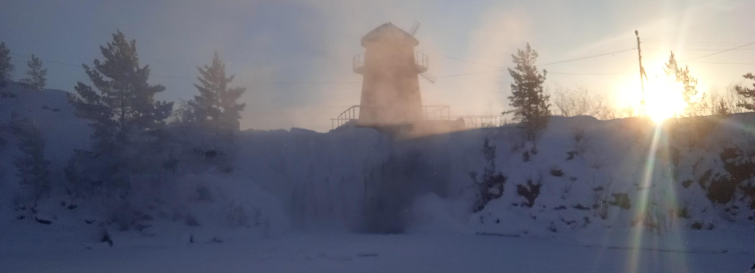 Живописную мельницу построили на популярном водопаде под Новосибирском