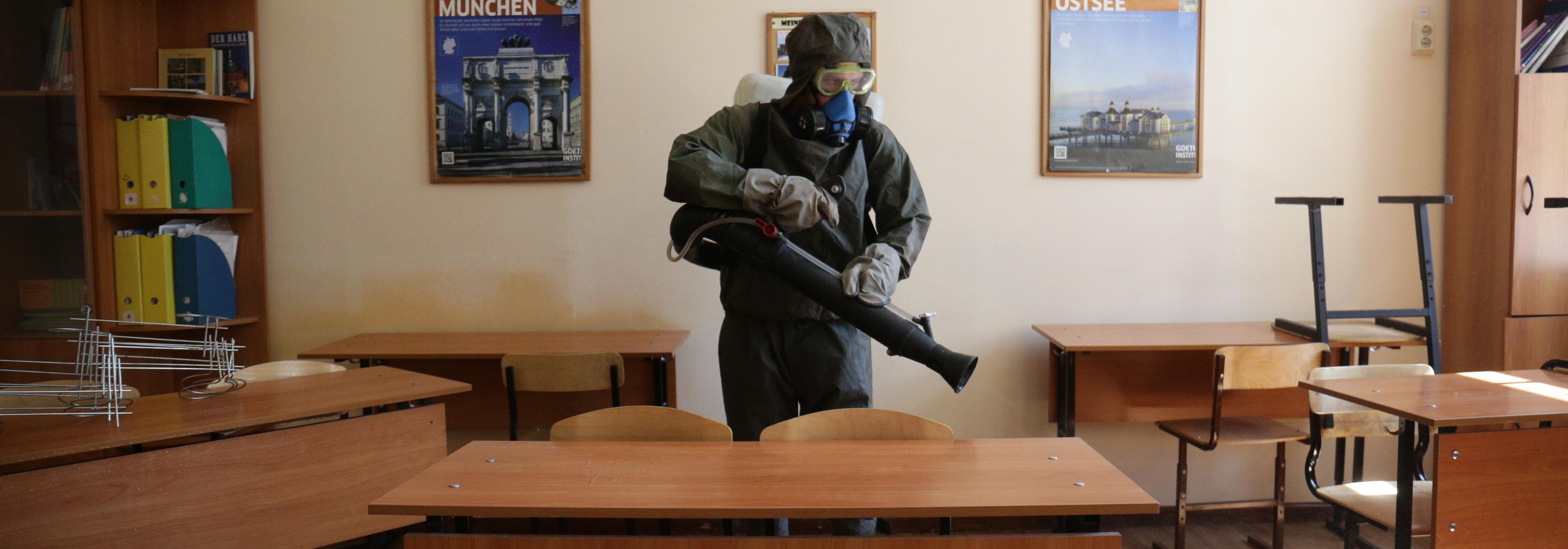 Перекисью и хлором дезинфицируют школы Новосибирска перед ЕГЭ