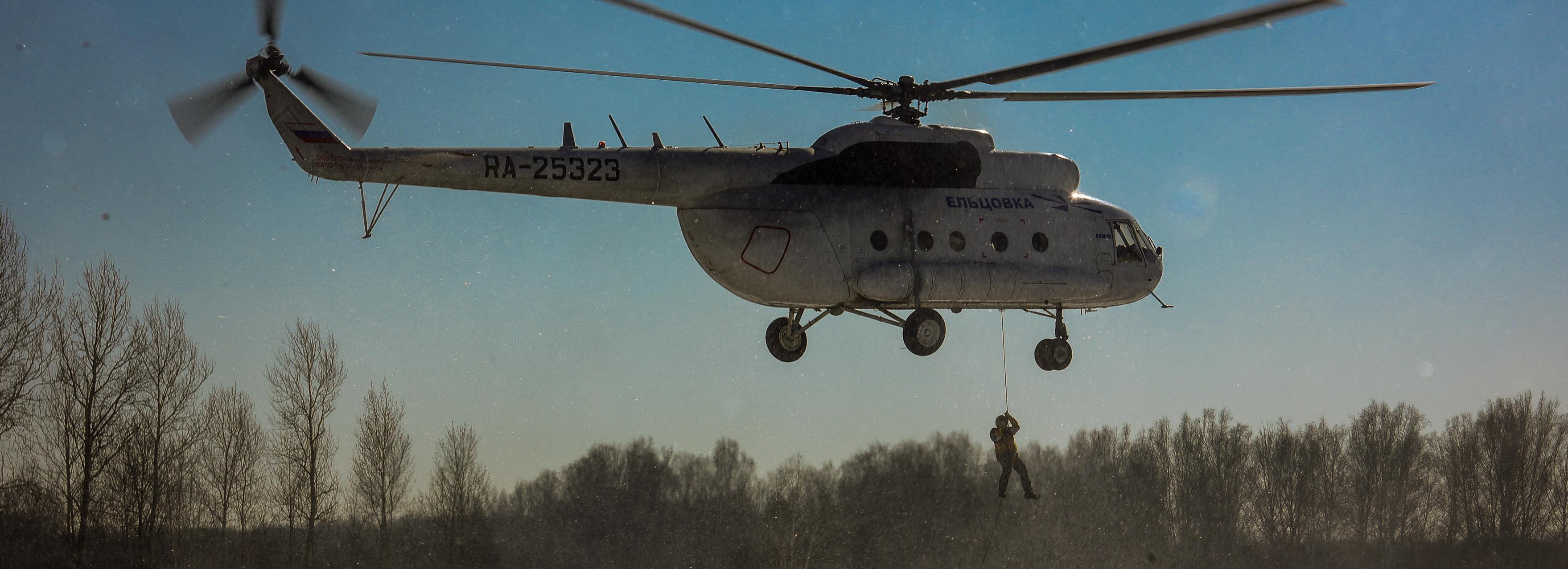 Пожарный десант отработал спуск с вертолёта Ми-8 под Новосибирском: фото