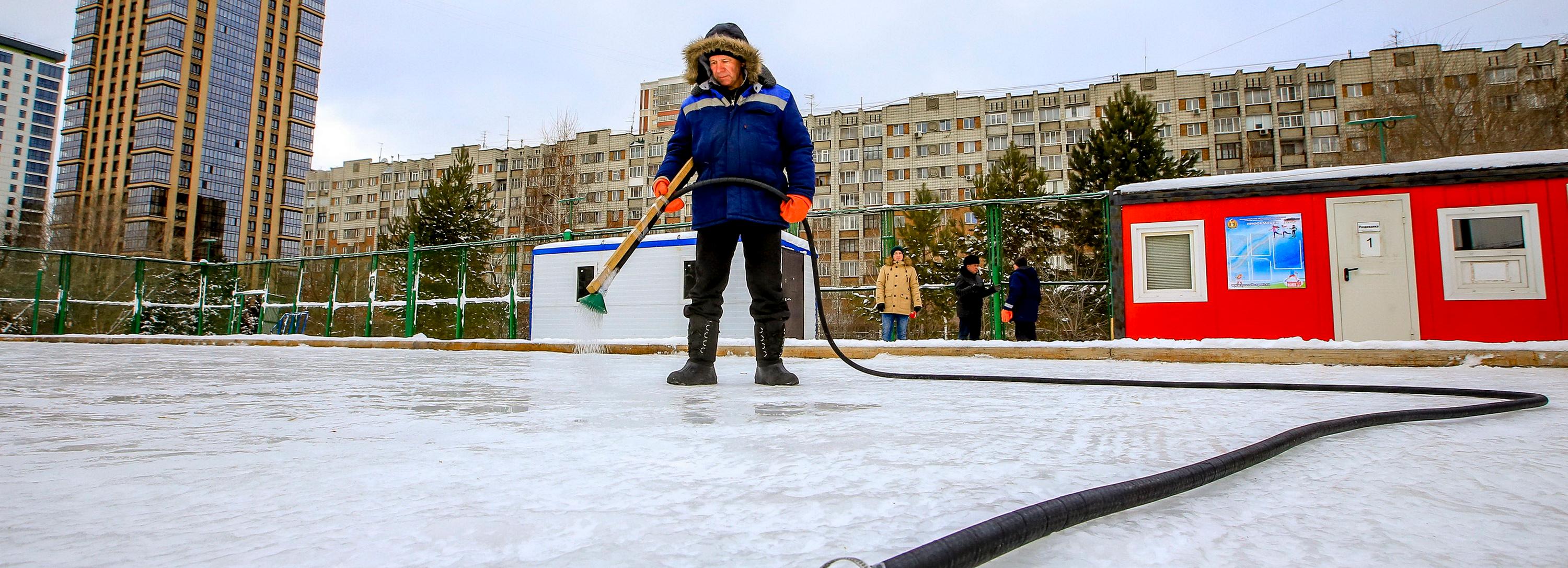Каток начали заливать в Нарымском сквере