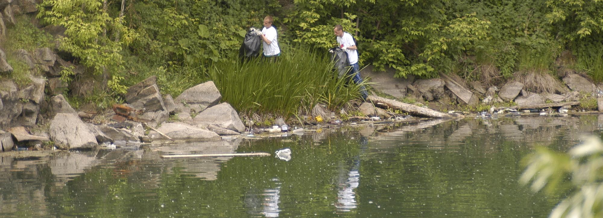 180 мешков стекла и пластика собрали под Бугринским мостом в Новосибирске