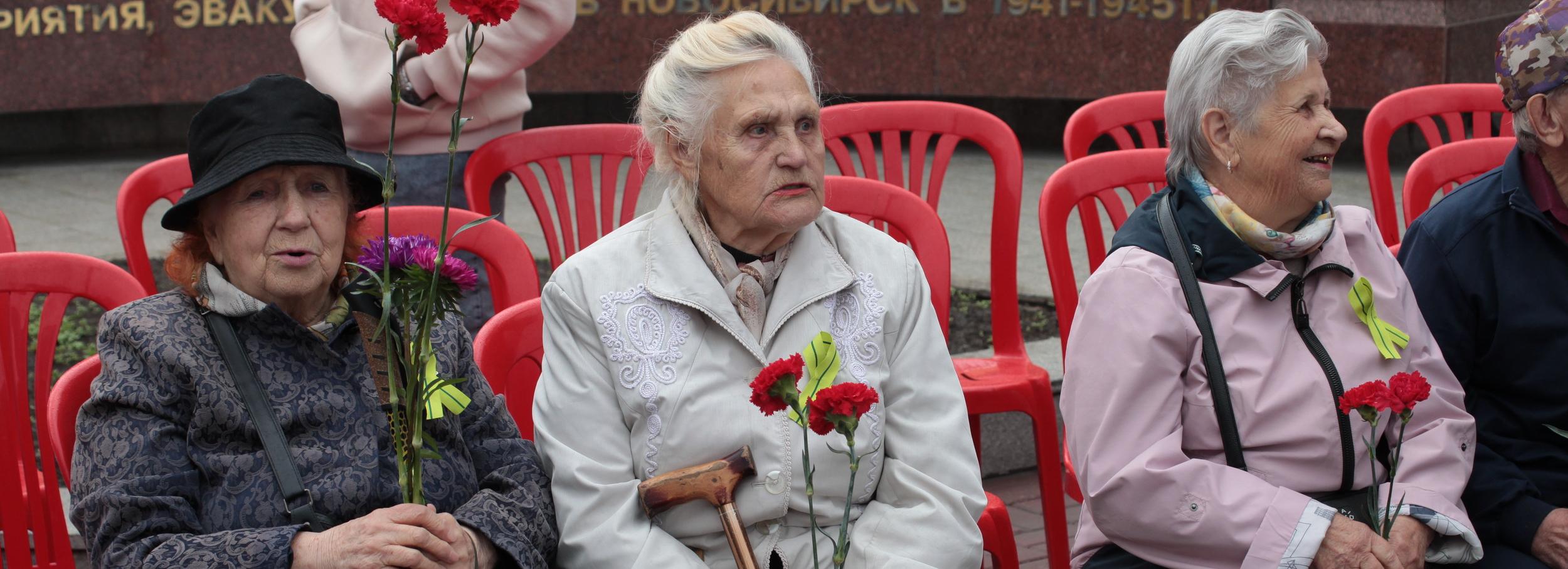 Память блокадников Ленинграда почтили у стелы ГПНТБ в Новосибирске