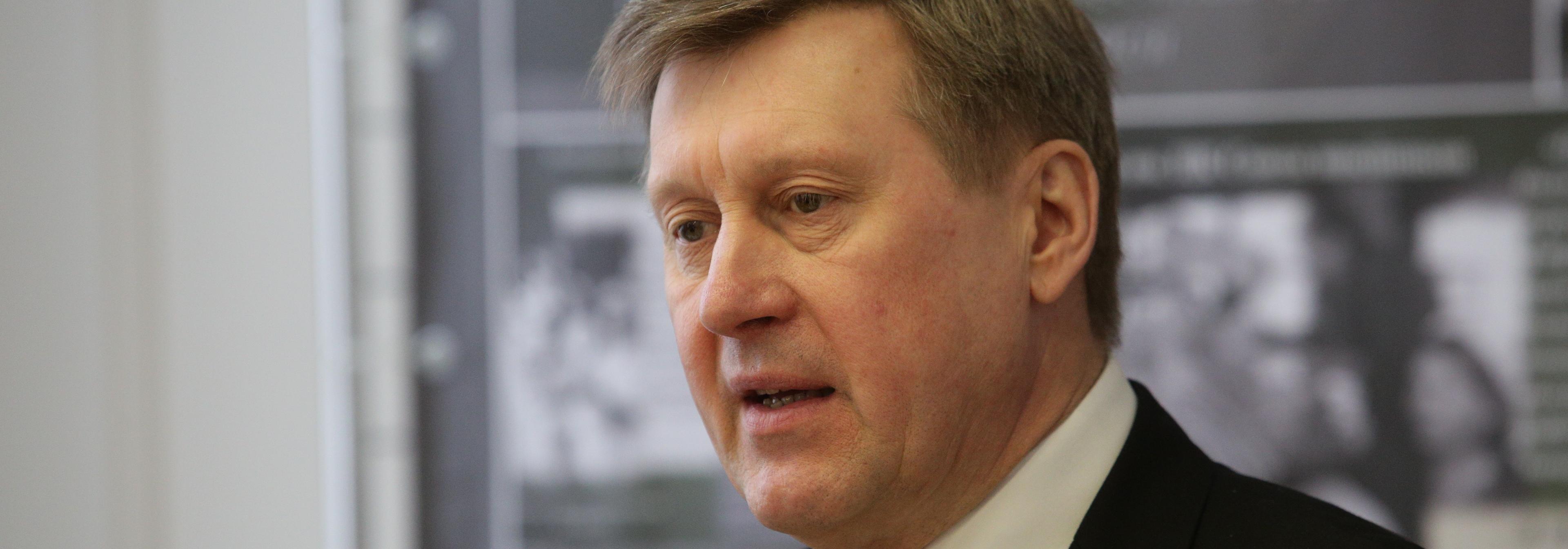 Мэр Локоть: «Покидайте квартиру только в случае крайней необходимости»