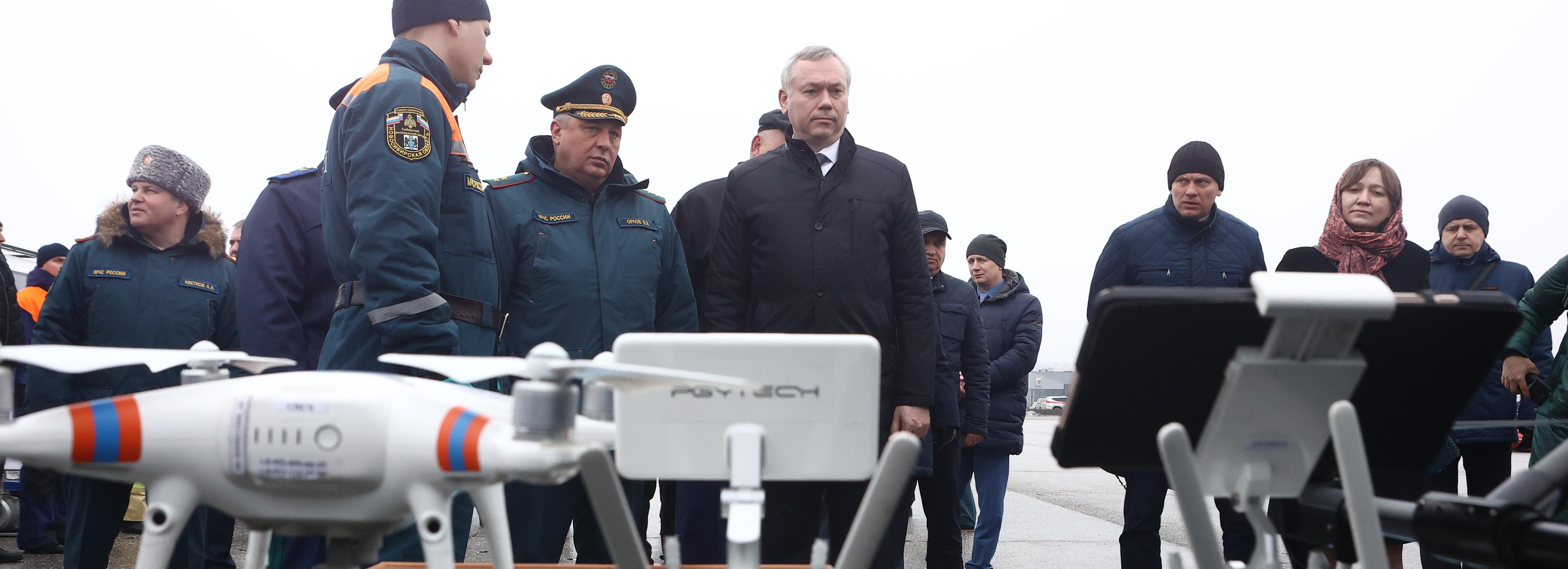 Дроны и вездеходы для борьбы с пожарами показали губернатору Травникову