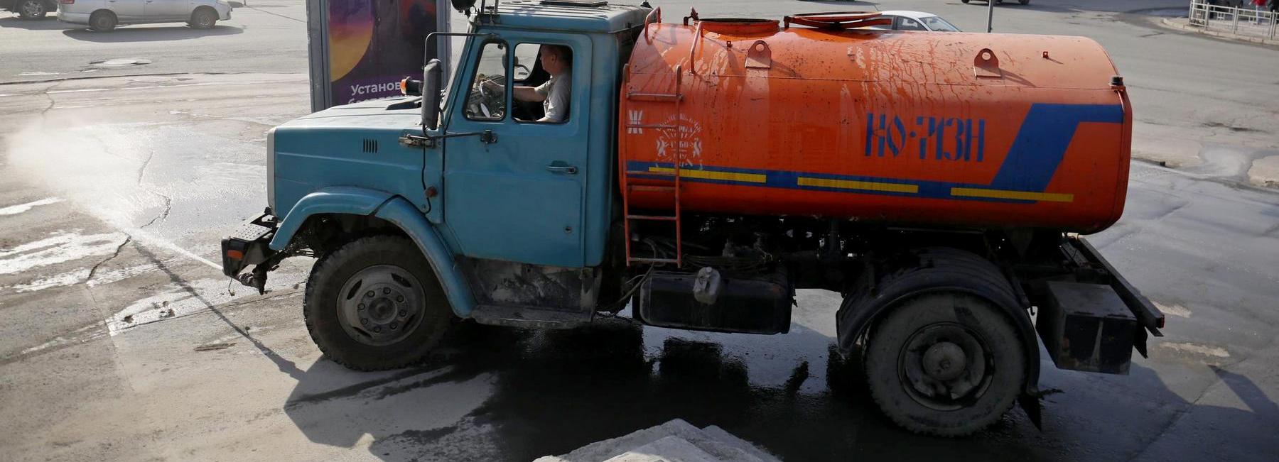 Новосибирские дороги моют специальным шампунем для борьбы с пылью