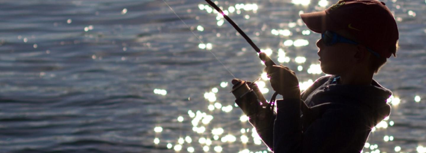 Мальчик выловил из Оби большого сибирского осетра