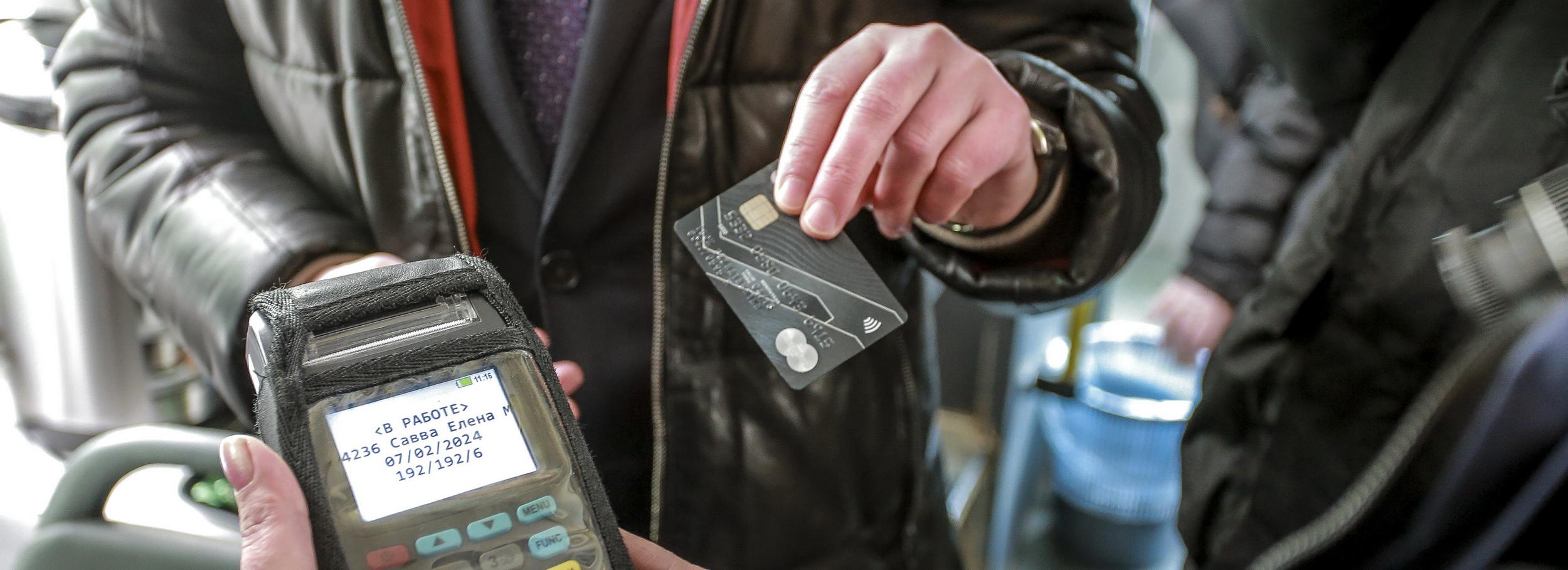 Новосибирский транспорт начал переход на безналичную систему «СберТройка»