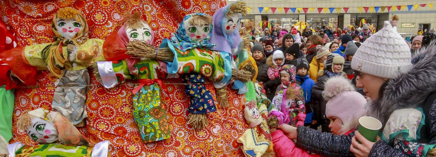 Ритуальным сожжением чучела проводили зиму в новосибирском зоопарке