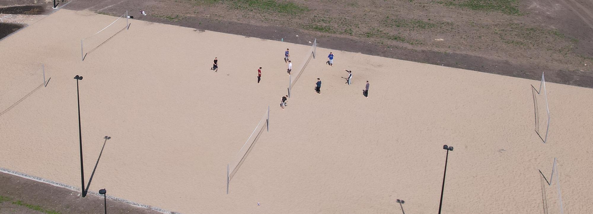 Огромную площадку для пляжного волейбола обустроили в парке «Арена»