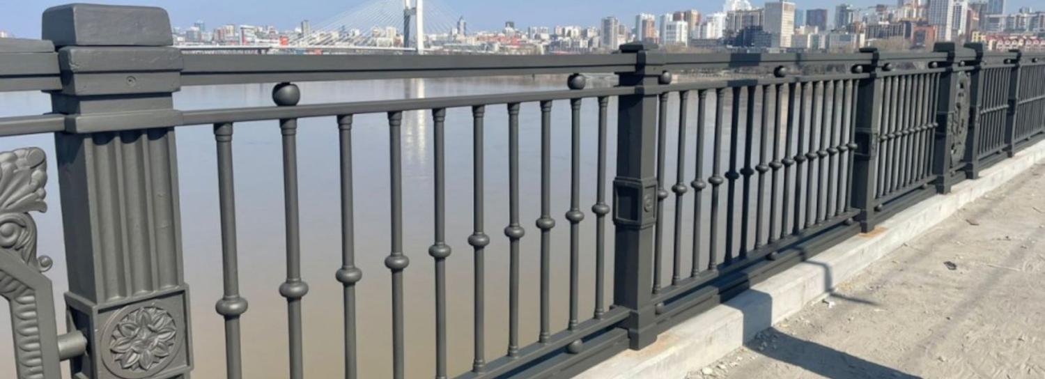 На Октябрьском мосту заменили уже 128 метров чугунных перил