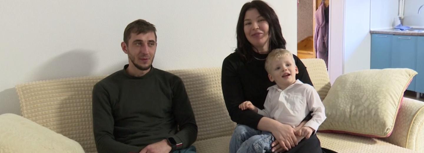 Год семьи: новосибирская пара воспитывает усыновлённого малыша с ДЦП