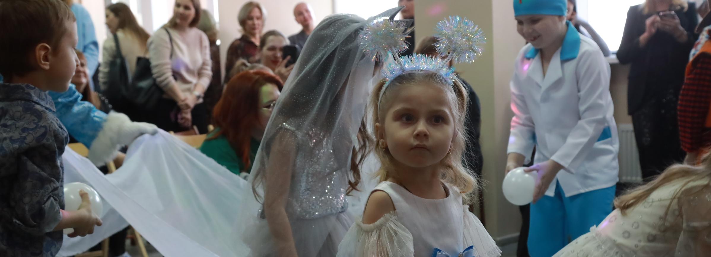 Для прошедших терапию мам с особенными детьми устроили «Ёлку желаний»