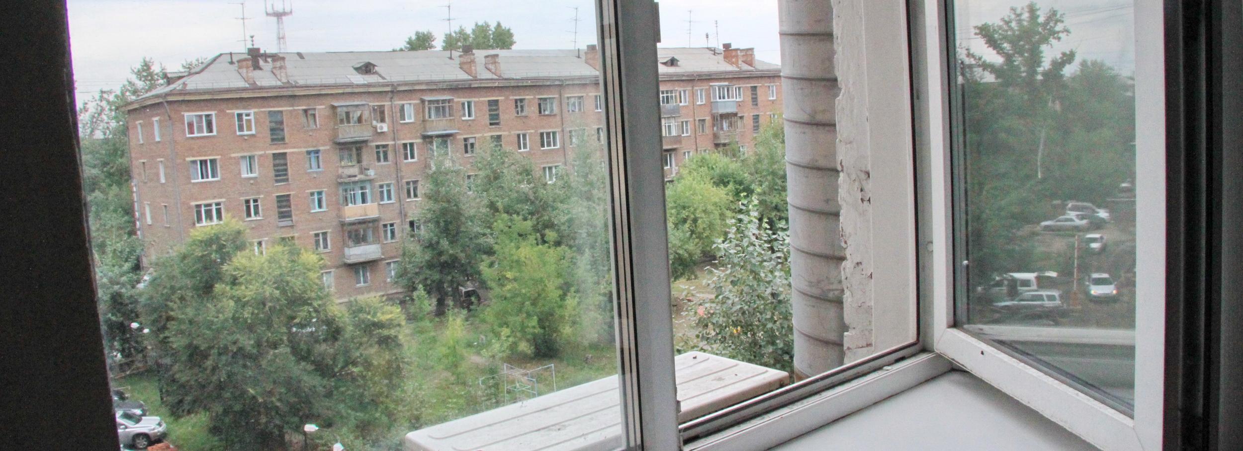 Спасатели помогли молодому новосибирцу спуститься с карниза на 6-м этаже