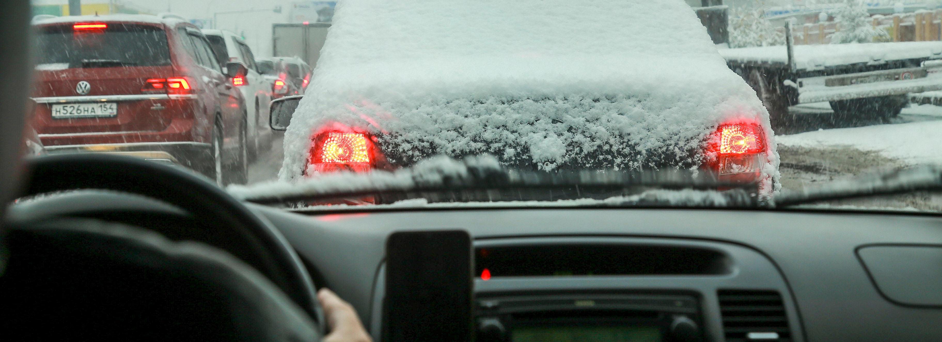 Движение транспорта ограничили на двух трассах из-за плохой погоды