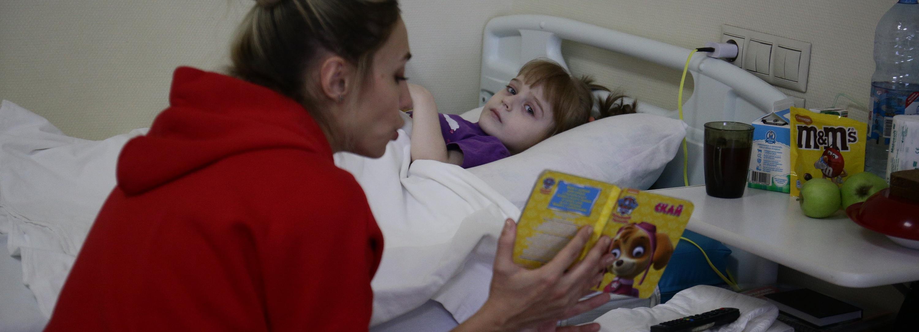 Дед Мороз и Снегурочка из «Красного факела» нагрянули к детям в НИИТО