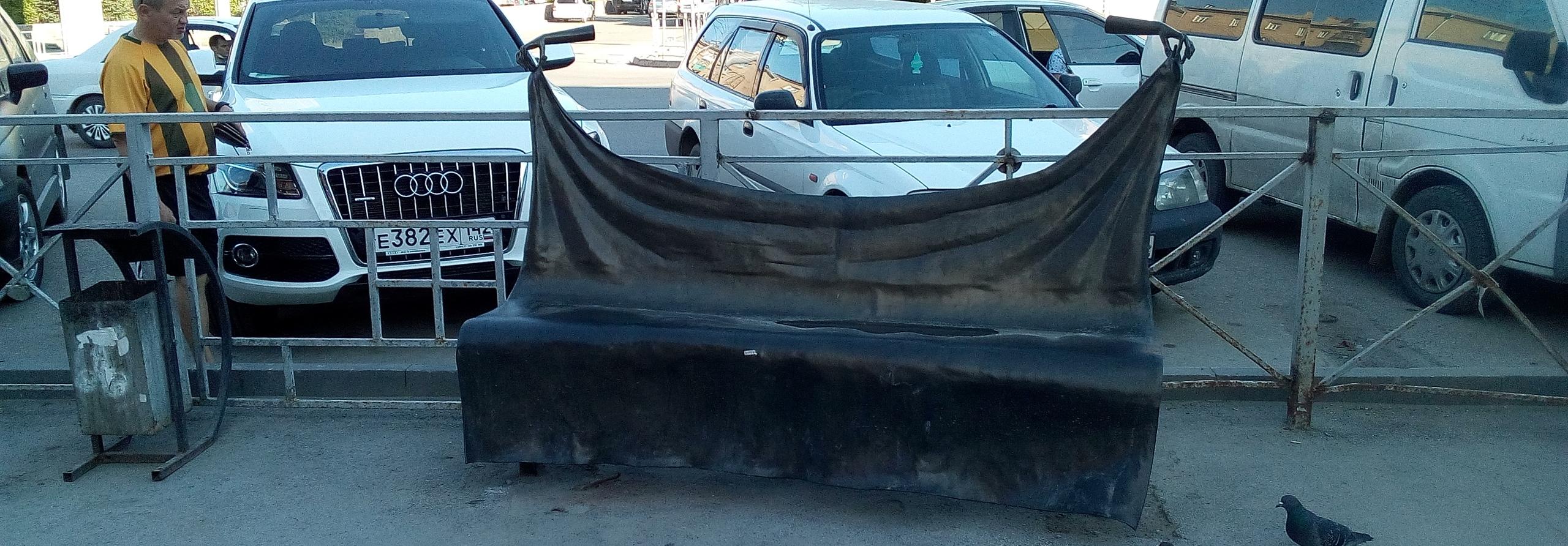 Необычную лавку-«тряпку» с руками установили на «Студенческой»