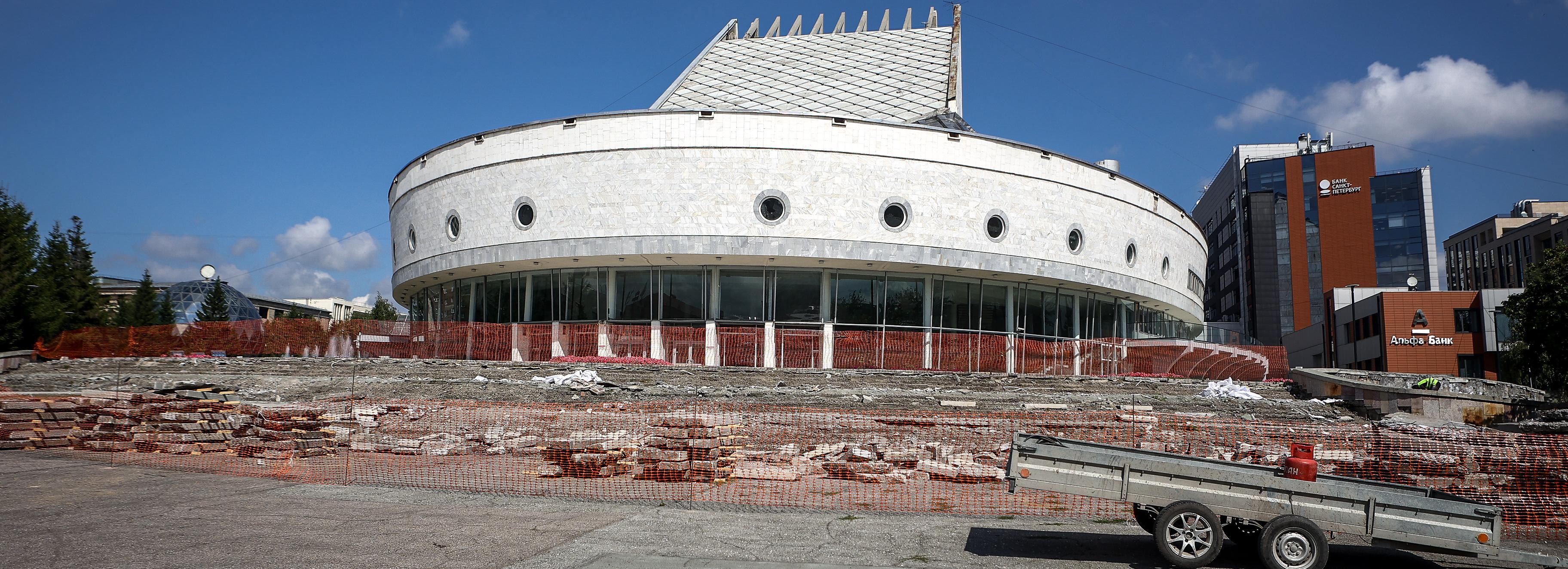 Из хаоса в красоту: как идёт благоустройство площади у театра «Глобус»