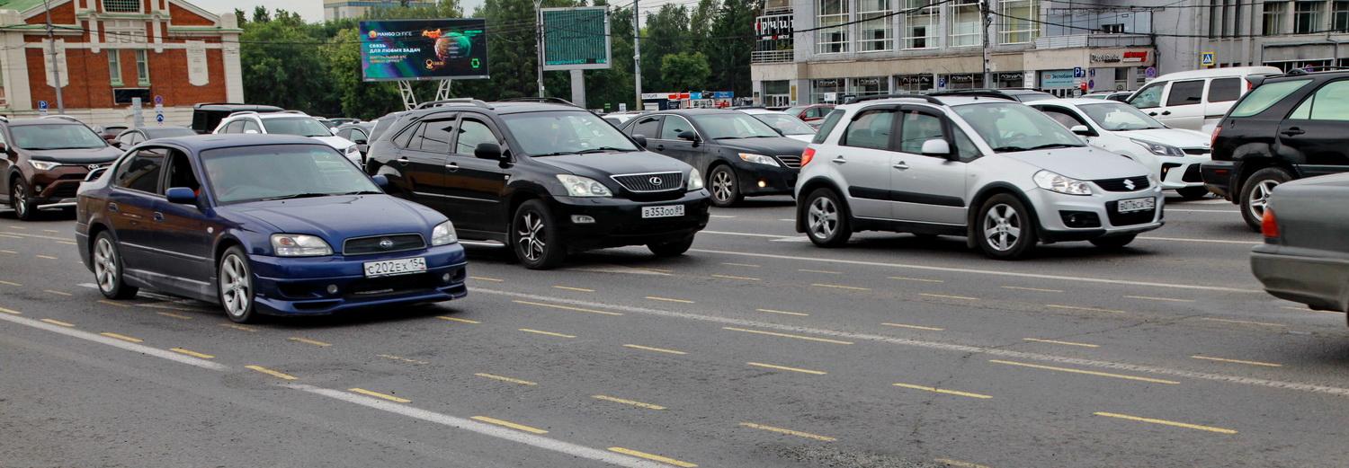 На Красном проспекте восстанавливают повреждённый во время парада асфальт