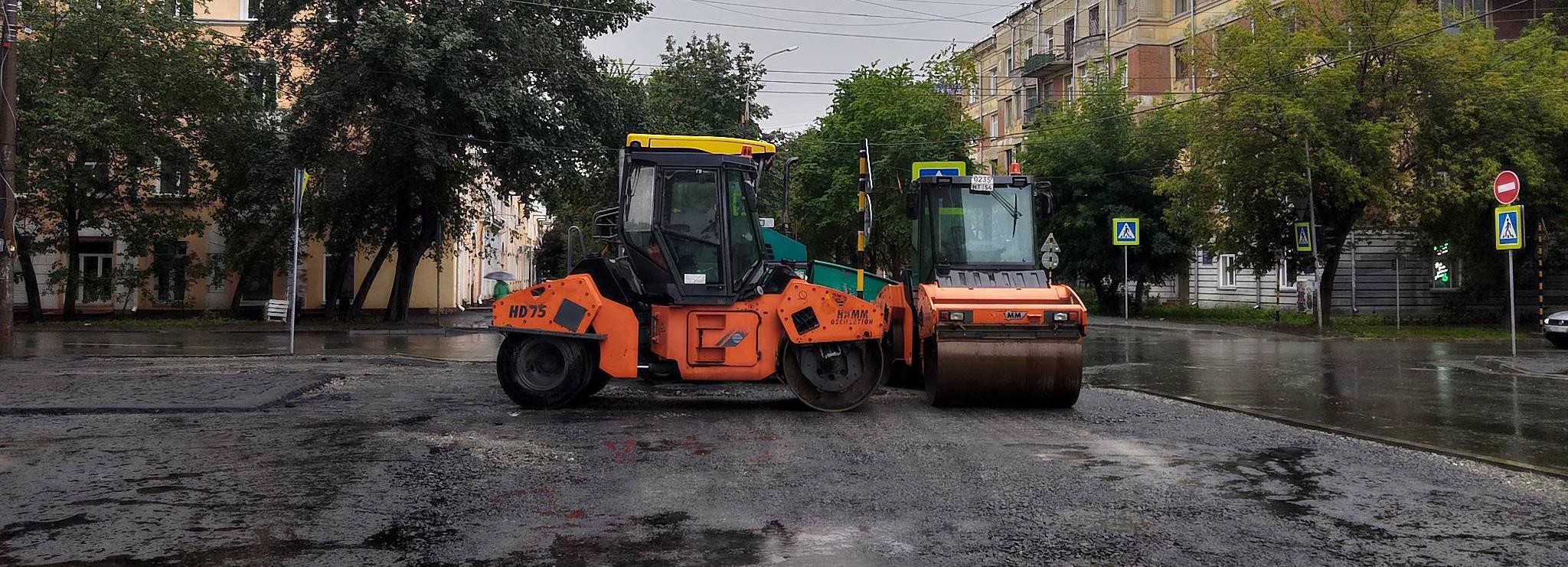 Мэр потребовал оперативно завершить ремонт дороги и тротуаров на Урицкого