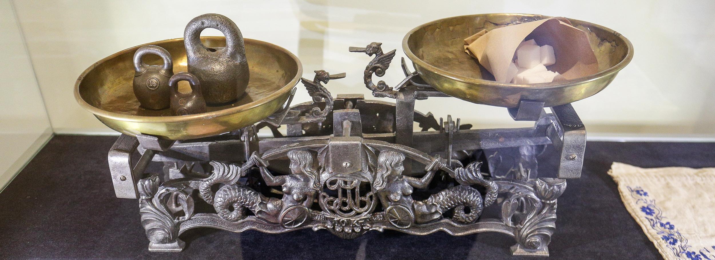 Курвиметр, чекушку и старинные весы-уточки показывают в краеведческом