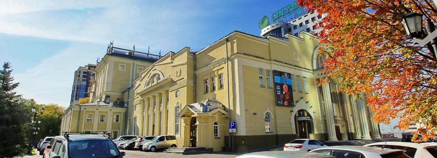 Если вы пропустили: город в пустыне, кулисы театра и манулята за обедом