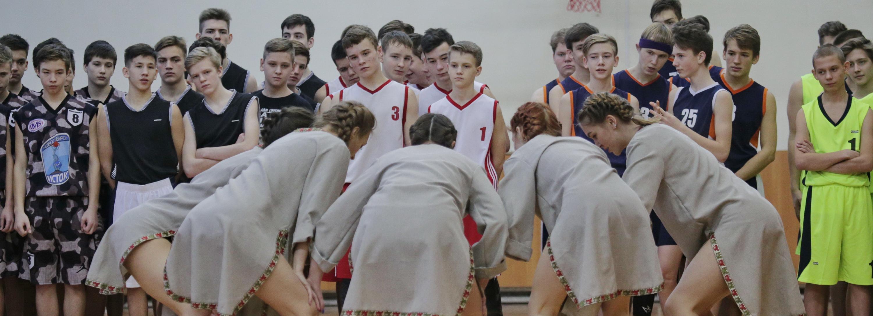 Девочки-флайеры: как тренируются новосибирские чирлидеры