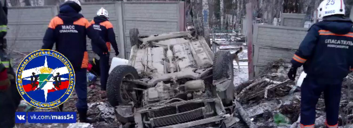 «Тойота» снесла кладбищенский забор на ГБШ в Новосибирске