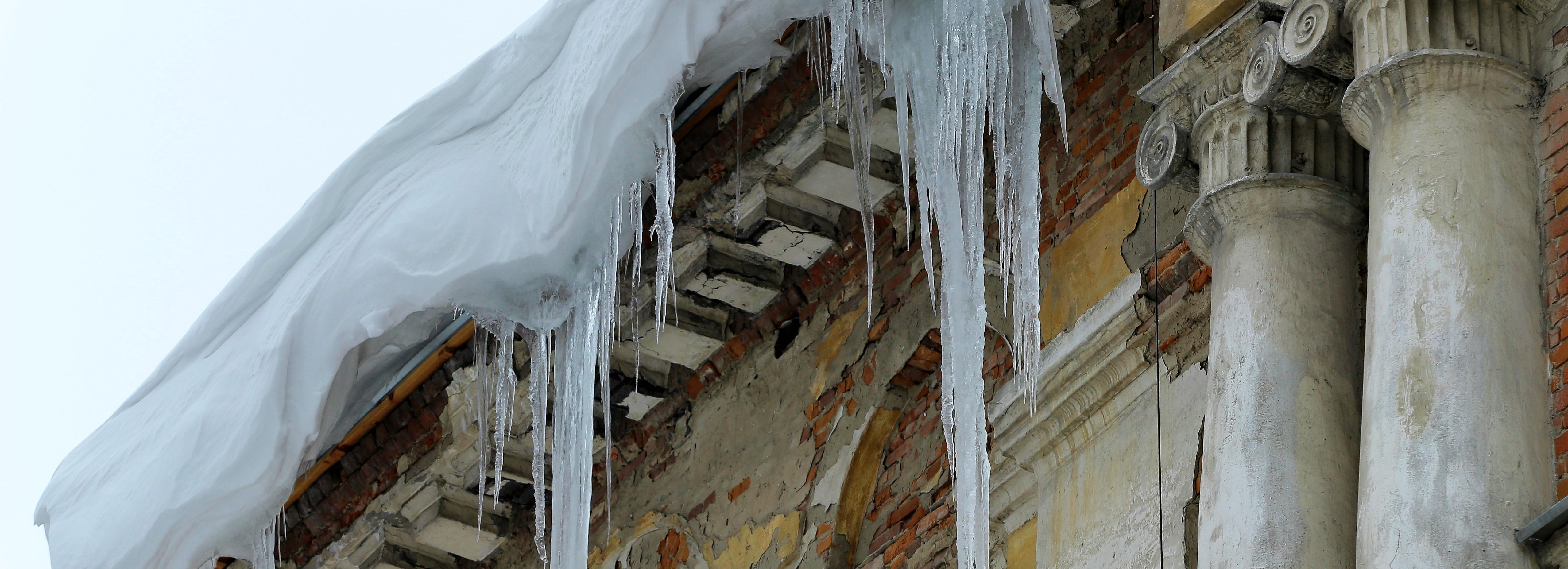 На 250 000 рублей штрафуют УК за плохую уборку снега в Новосибирске