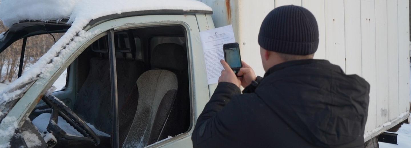 Долой «подснежники»: машины без номеров и стёкол увозят на штрафстоянку