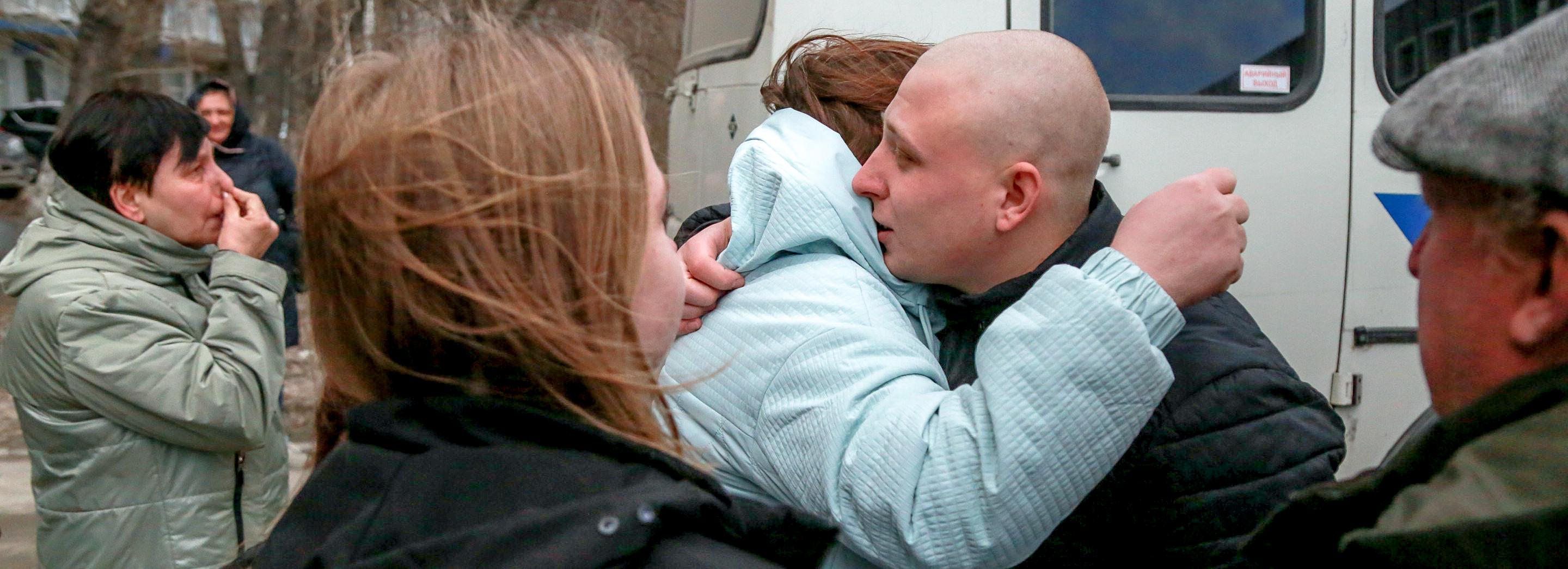 «Мужик должен служить»: как проводили новобранцев в Калининском районе